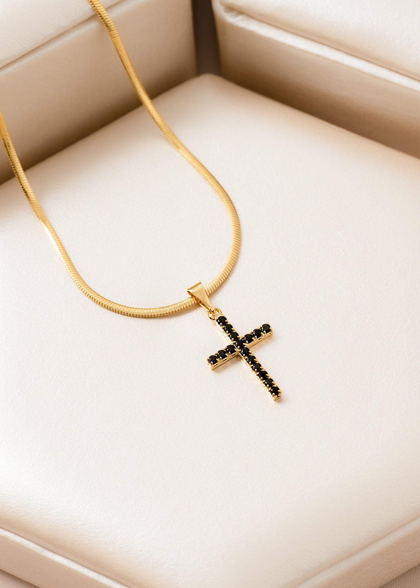 D Cruz Circonias Mediana Negra